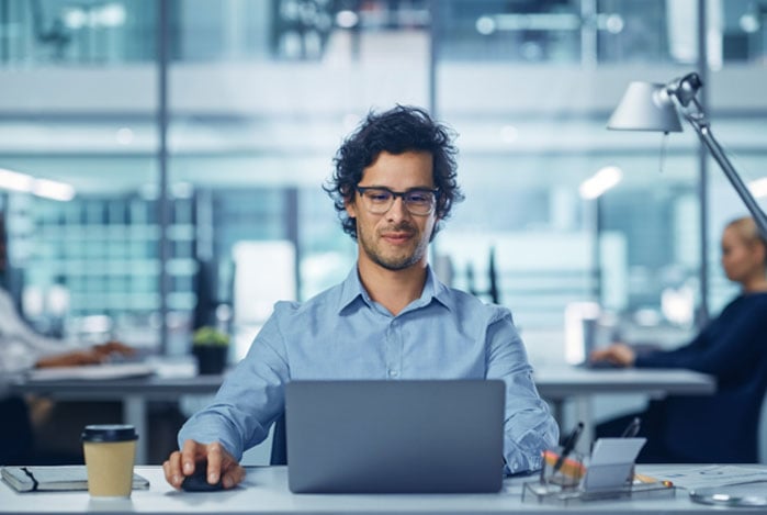 Mercado Pago: homem mexendo no computador para fazer a integração ERP aos demais sistemas da sua empresa