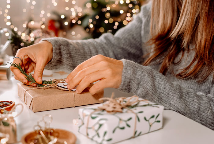Mercado Pago: mulher embrulhando presentes de Natal