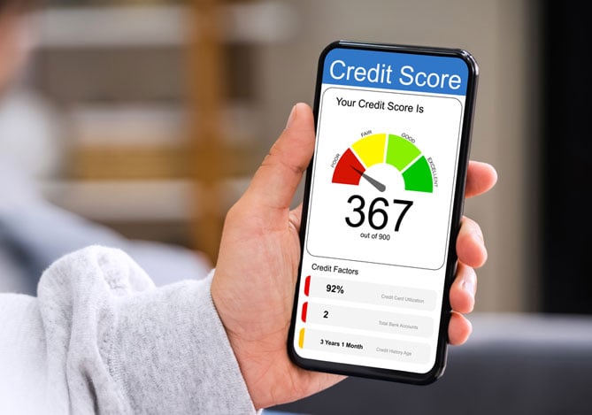 Mercado Pago: mão segurando um celular com a tela aberta no indicador de score de crédito, que está apontando uma saúde financeira negativa com pontuação de 367.
